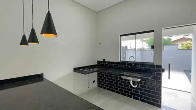 Casa - Térrea com 3 quartos (sendo 1 suite(s)) a 900,00 metros praia.