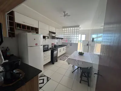 Apartamento - Cobertura com 3 quartos (sendo 2 suite(s)) a 1000,00 metros praia.
