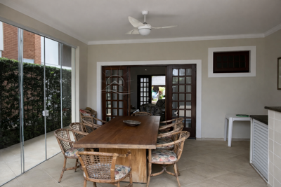 Casa - Sobrado com 4 quartos (sendo 2 suite(s)) a 400,00 metros praia.