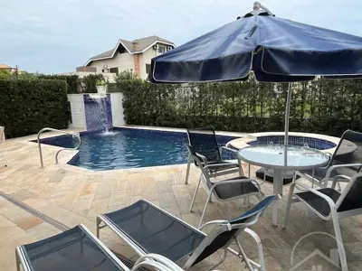 Casa - Sobrado com 4 quartos (sendo 2 suite(s)) a 400,00 metros praia.