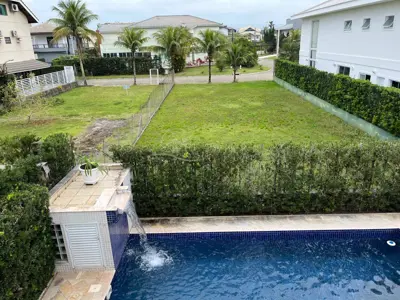 Casa - Sobrado com 4 quartos (sendo 2 suite(s)) a 400,00 metros praia.