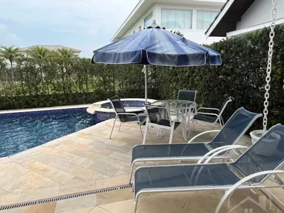 Casa - Sobrado com 4 quartos (sendo 2 suite(s)) a 400,00 metros praia.