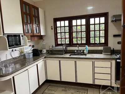 Casa - Sobrado com 4 quartos (sendo 2 suite(s)) a 400,00 metros praia.