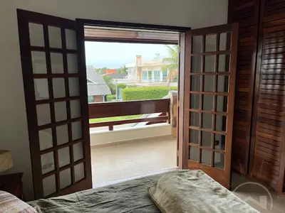 Casa - Sobrado com 4 quartos (sendo 2 suite(s)) a 400,00 metros praia.