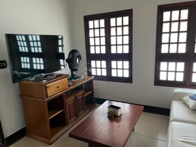 Casa - Sobrado com 4 quartos (sendo 2 suite(s)) a 400,00 metros praia.