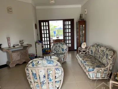 Casa - Sobrado com 4 quartos (sendo 2 suite(s)) a 400,00 metros praia.