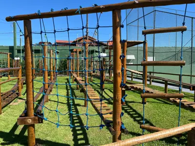 Casa - Sobrado com 4 quartos (sendo 2 suite(s)) a 400,00 metros praia.