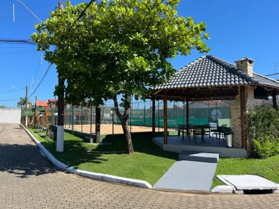 Casa - Sobrado com 4 quartos (sendo 2 suite(s)) a 400,00 metros praia.