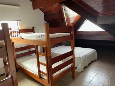 Casa - Sobrado com 4 quartos (sendo 2 suite(s)) a 400,00 metros praia.