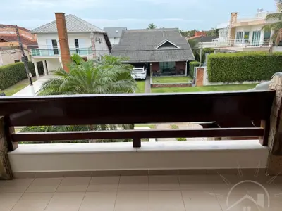 Casa - Sobrado com 4 quartos (sendo 2 suite(s)) a 400,00 metros praia.