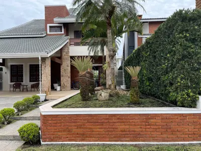 Casa - Sobrado com 4 quartos (sendo 2 suite(s)) a 400,00 metros praia.