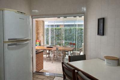 Casa - Sobrado com 4 quartos (sendo 2 suite(s)) a 400,00 metros praia.