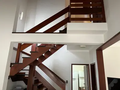 Casa - Sobrado com 4 quartos (sendo 2 suite(s)) a 400,00 metros praia.