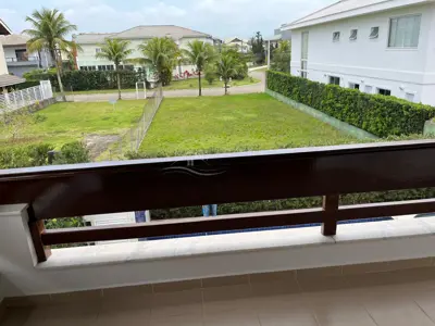 Casa - Sobrado com 4 quartos (sendo 2 suite(s)) a 400,00 metros praia.