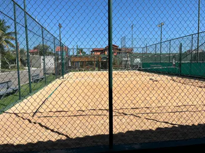 Casa - Sobrado com 4 quartos (sendo 2 suite(s)) a 400,00 metros praia.