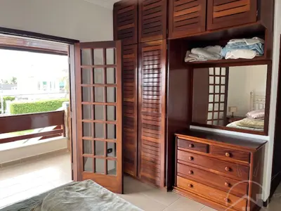 Casa - Sobrado com 4 quartos (sendo 2 suite(s)) a 400,00 metros praia.