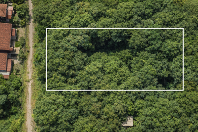 Terreno - Limpo com  quartos  a 2000,00 metros praia.