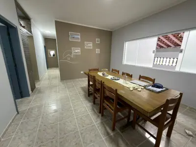 Casa - Térrea com 3 quartos (sendo 1 suite(s)) a 650,00 metros praia.