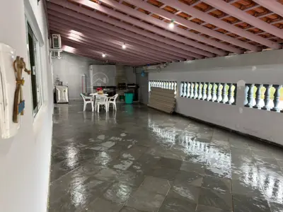 Casa - Térrea com 3 quartos (sendo 1 suite(s)) a 650,00 metros praia.