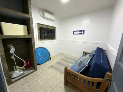 Casa - Térrea com 3 quartos (sendo 1 suite(s)) a 650,00 metros praia.