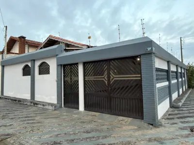 Casa - Térrea com 3 quartos (sendo 1 suite(s)) a 650,00 metros praia.