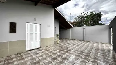 Casa - Térrea com 3 quartos  a 300,00 metros praia.