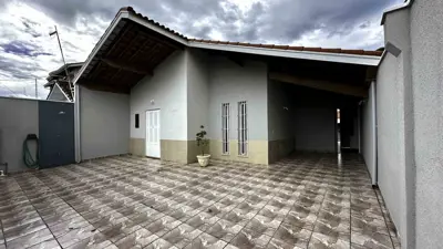 Casa - Térrea com 3 quartos  a 300,00 metros praia.