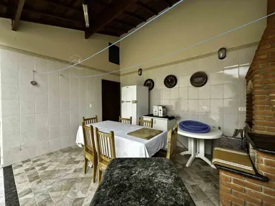 Casa - Térrea com 3 quartos (sendo 2 suite(s)) a 300,00 metros praia.