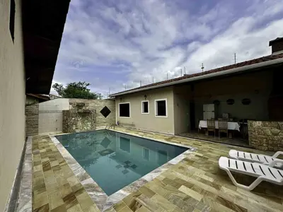 Casa - Térrea com 3 quartos (sendo 2 suite(s)) a 300,00 metros praia.