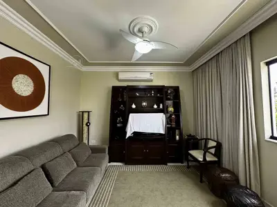 Casa - Térrea com 3 quartos (sendo 2 suite(s)) a 300,00 metros praia.