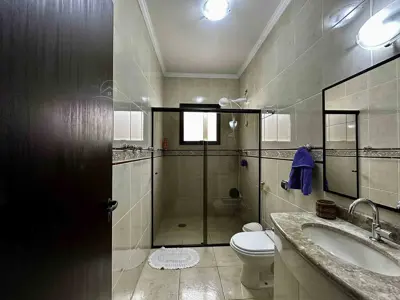 Casa - Térrea com 3 quartos (sendo 2 suite(s)) a 300,00 metros praia.