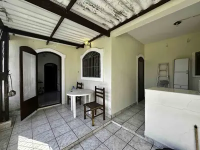 Casa - Térrea com 2 quartos (sendo 1 suite(s)) a 2000,00 metros praia.