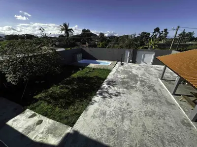 Casa - Sobrado com 4 quartos (sendo 0 suite(s)) a 1900,00 metros praia.