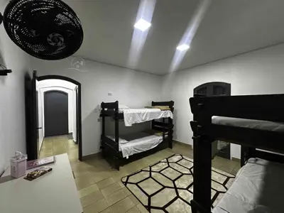 Casa - Sobrado com 4 quartos (sendo 0 suite(s)) a 1900,00 metros praia.