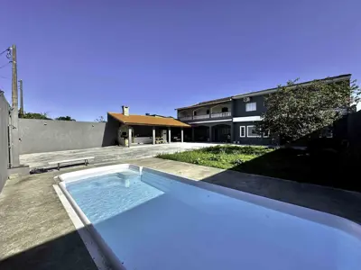 Casa - Sobrado com 4 quartos (sendo 0 suite(s)) a 1900,00 metros praia.