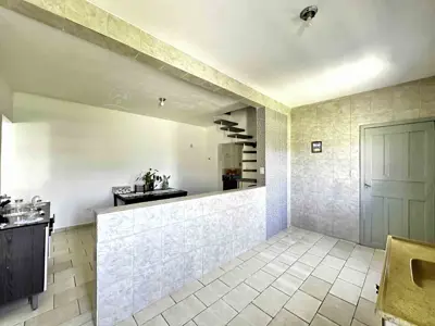 Casa - Sobrado com 4 quartos (sendo 0 suite(s)) a 1900,00 metros praia.