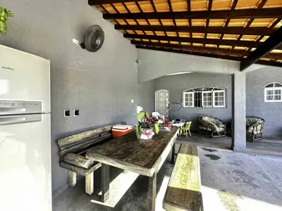 Casa - Sobrado com 4 quartos (sendo 0 suite(s)) a 1900,00 metros praia.