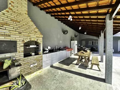 Casa - Sobrado com 4 quartos (sendo 0 suite(s)) a 1900,00 metros praia.