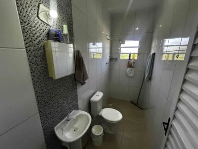 Casa - Sobrado com 4 quartos (sendo 0 suite(s)) a 1900,00 metros praia.