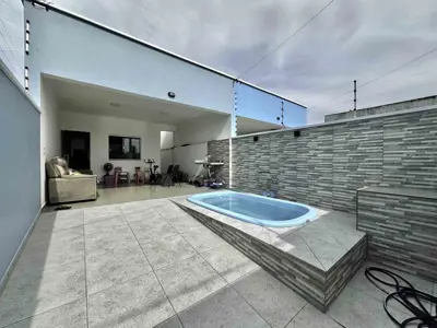 Casa - Térrea com piscina com 2 quartos (sendo 1 suite(s)) a 1300,00 metros praia.