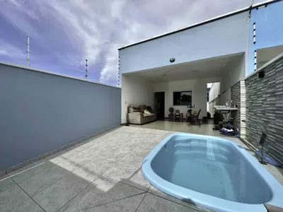 Casa - Térrea com piscina com 2 quartos (sendo 1 suite(s)) a 1300,00 metros praia.