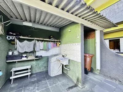 Comercial - Salão comercial + Edícula assobradada com  quartos  a 500,00 metros praia.