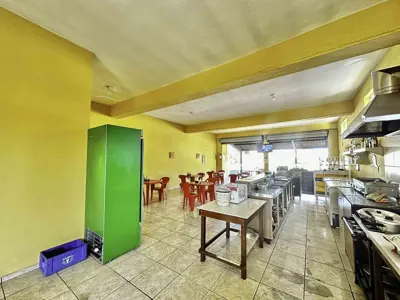 Comercial - Salão comercial + Edícula assobradada com  quartos  a 500,00 metros praia.