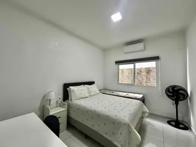 Casa - Térrea com piscina com 2 quartos (sendo 1 suite(s)) a 200,00 metros praia.