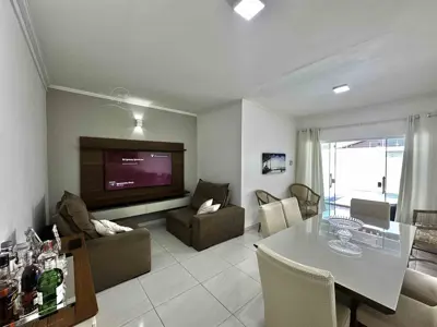 Casa - Térrea com piscina com 2 quartos (sendo 1 suite(s)) a 200,00 metros praia.