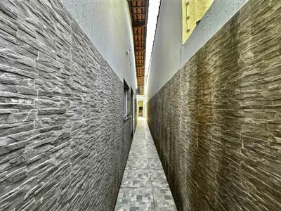 Casa - Térrea com piscina com 2 quartos (sendo 1 suite(s)) a 200,00 metros praia.