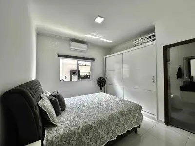 Casa - Térrea com piscina com 2 quartos (sendo 1 suite(s)) a 200,00 metros praia.