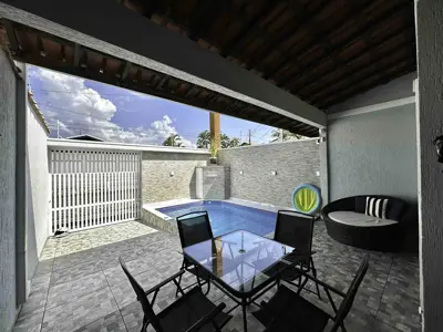 Casa - Térrea com piscina com 2 quartos (sendo 1 suite(s)) a 200,00 metros praia.