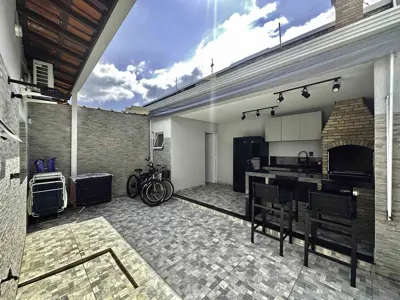 Casa - Térrea com piscina com 2 quartos (sendo 1 suite(s)) a 200,00 metros praia.