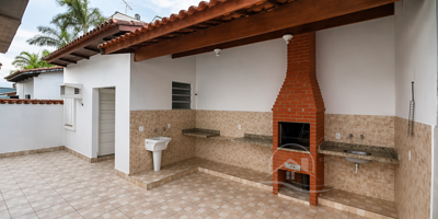 Casa - Térrea com 3 quartos (sendo 1 suite(s)) a 300,00 metros praia.